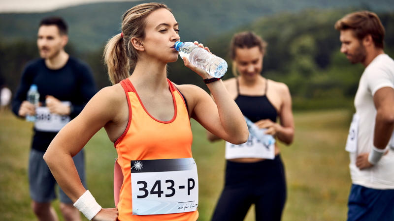 athlète qui boit de l'eau